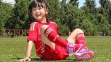 田亮父女助阵世界杯 森蝶秒变踢球女汉子